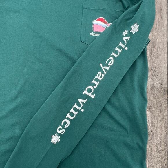 VINEYARD VINES SANTA WHALE POCKET TEE, SIZE MEDIUM - Picture 3 of 6